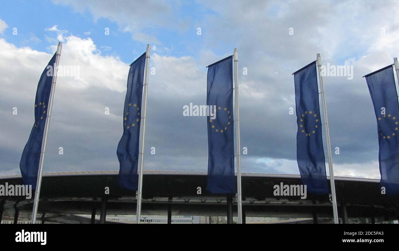 Bandiera dell'Unione europea, bandiera blu con stelle gialle che rappresentano l'UE Foto Stock