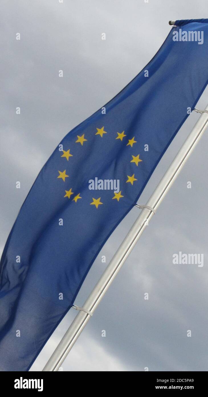 Bandiera dell'Unione europea, bandiera blu con stelle gialle che rappresentano l'UE Foto Stock