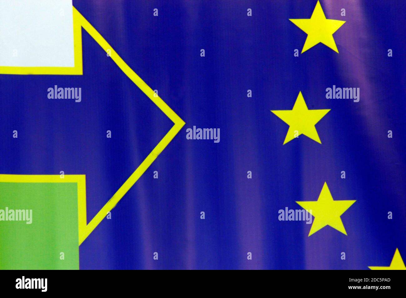 Bandiera dell'Unione europea, bandiera blu con stelle gialle che rappresentano l'UE Foto Stock