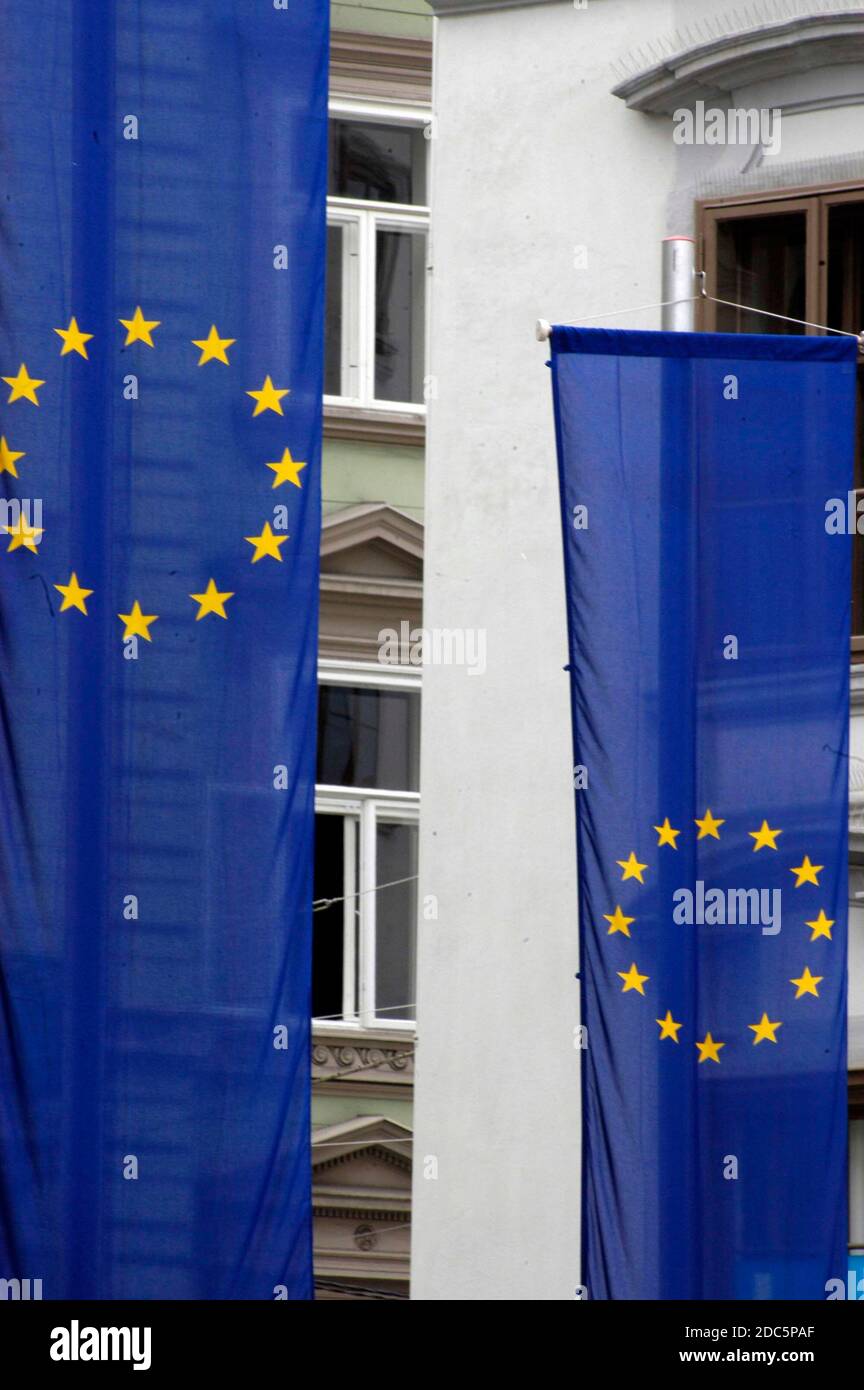 Bandiera dell'Unione europea, bandiera blu con stelle gialle che rappresentano l'UE Foto Stock