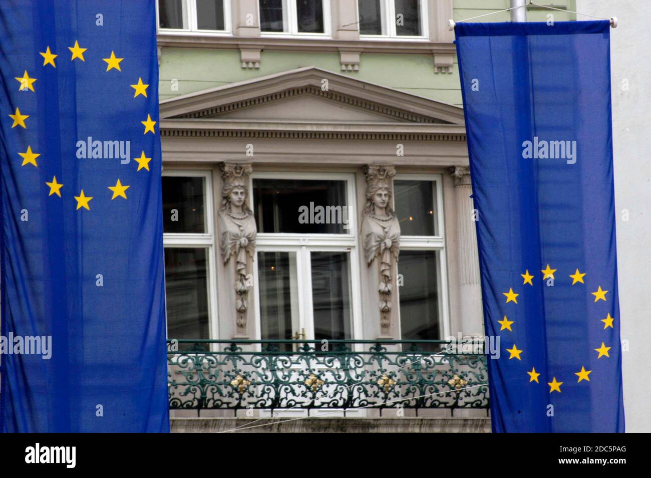 Bandiera dell'Unione europea, bandiera blu con stelle gialle che rappresentano l'UE Foto Stock