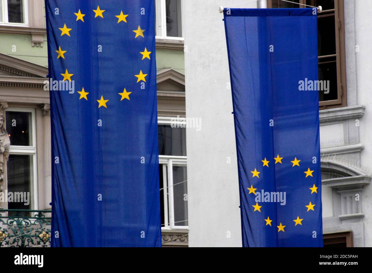 Bandiera dell'Unione europea, bandiera blu con stelle gialle che rappresentano l'UE Foto Stock