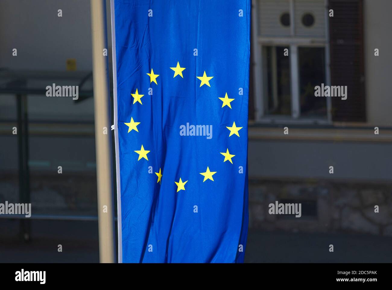 Bandiera dell'Unione europea, bandiera blu con stelle gialle che rappresentano l'UE Foto Stock