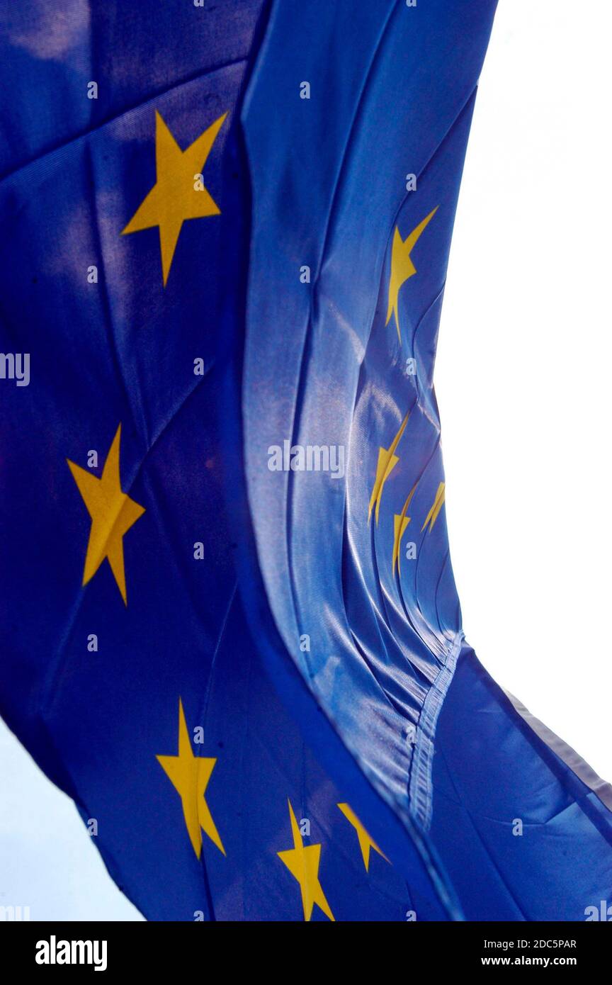 Bandiera dell'Unione europea, bandiera blu con stelle gialle che rappresentano l'UE Foto Stock