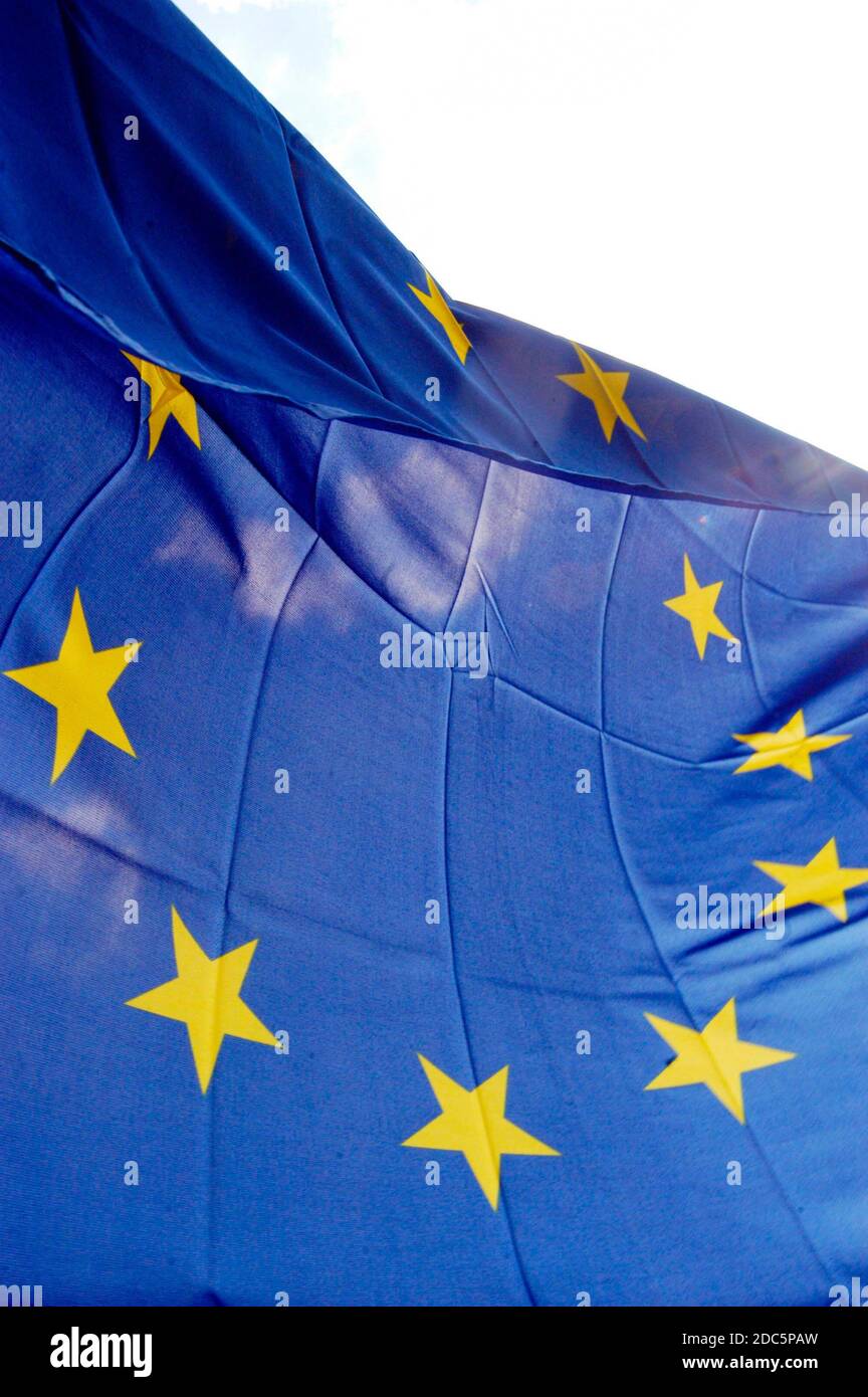Bandiera dell'Unione europea, bandiera blu con stelle gialle che rappresentano l'UE Foto Stock
