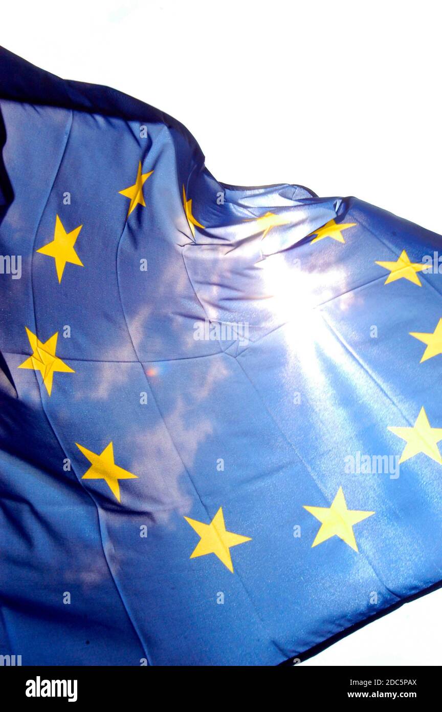 Bandiera dell'Unione europea, bandiera blu con stelle gialle che rappresentano l'UE Foto Stock