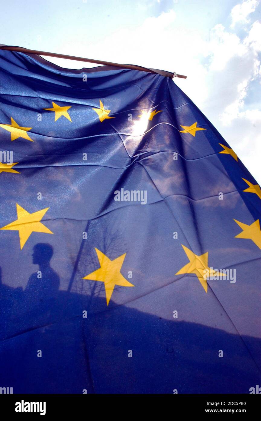 Bandiera dell'Unione europea, bandiera blu con stelle gialle che rappresentano l'UE Foto Stock