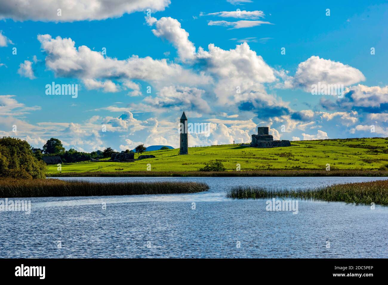 Sito monastico dell'isola di Devenish, Enniskillen, Co. Fermanagh, Irlanda del Nord Foto Stock Sito monastico dell'isola di Devenish, Enniskillen, Co. Fermanagh, Irlanda del Nord Foto Stock