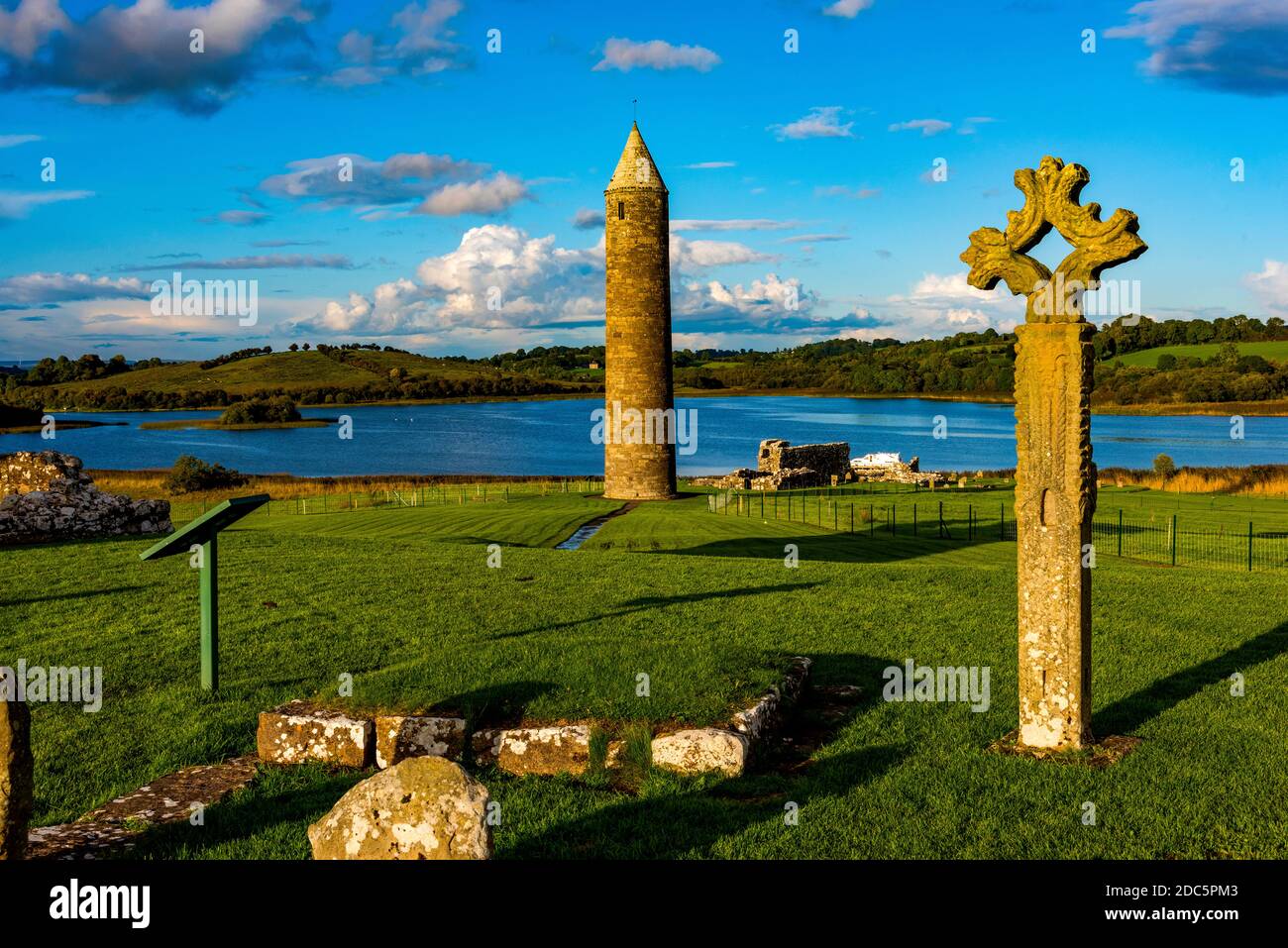 Sito monastico dell'isola di Devenish, Enniskillen, Co. Fermanagh, Irlanda del Nord Foto Stock Sito monastico dell'isola di Devenish, Enniskillen, Co. Fermanagh, Irlanda del Nord Foto Stock