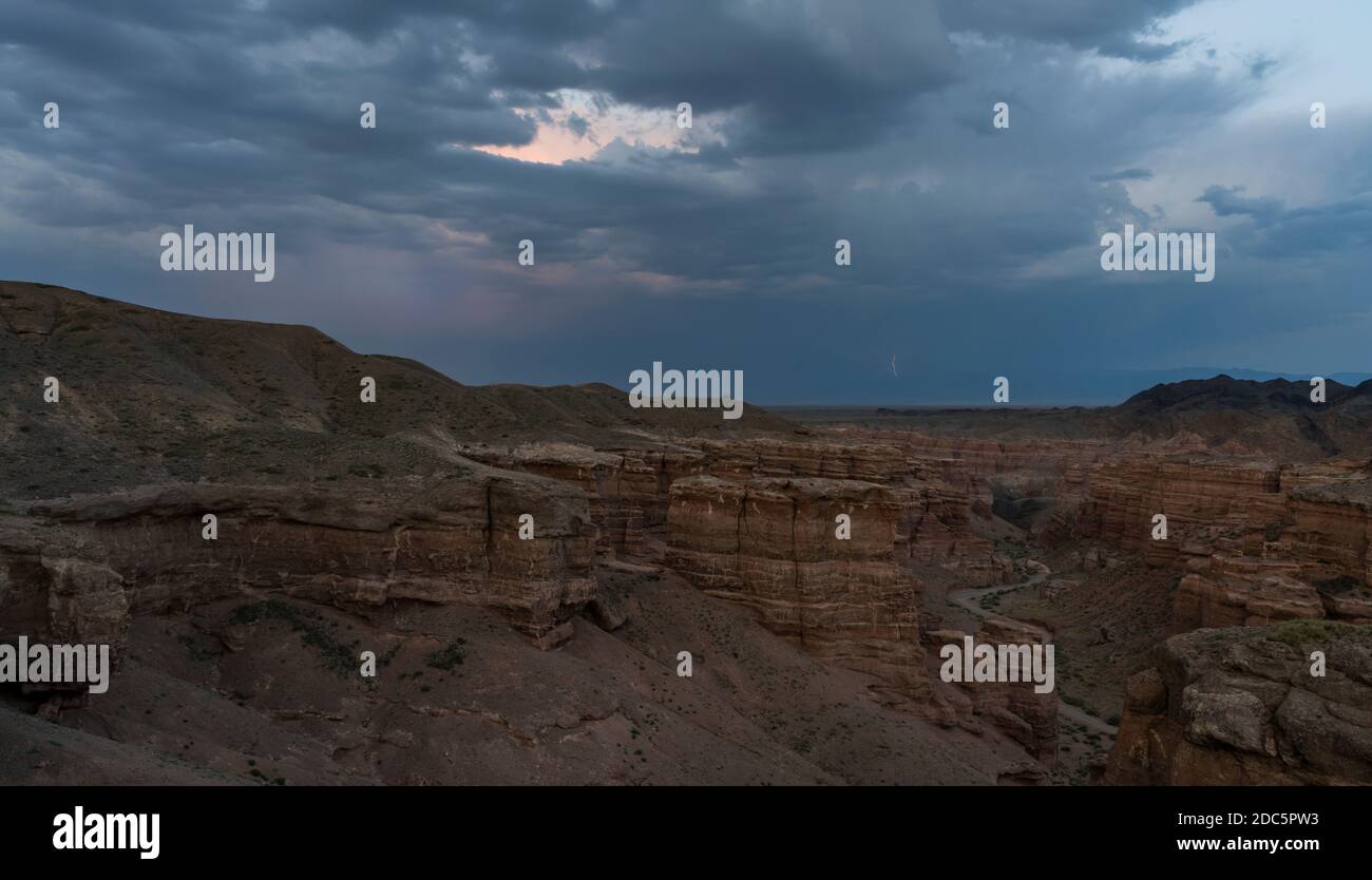 Panorama del Charyn Canyon National Park e valle secca e calda in Kazakistan di notte con tuono e fulmini. Foto Stock