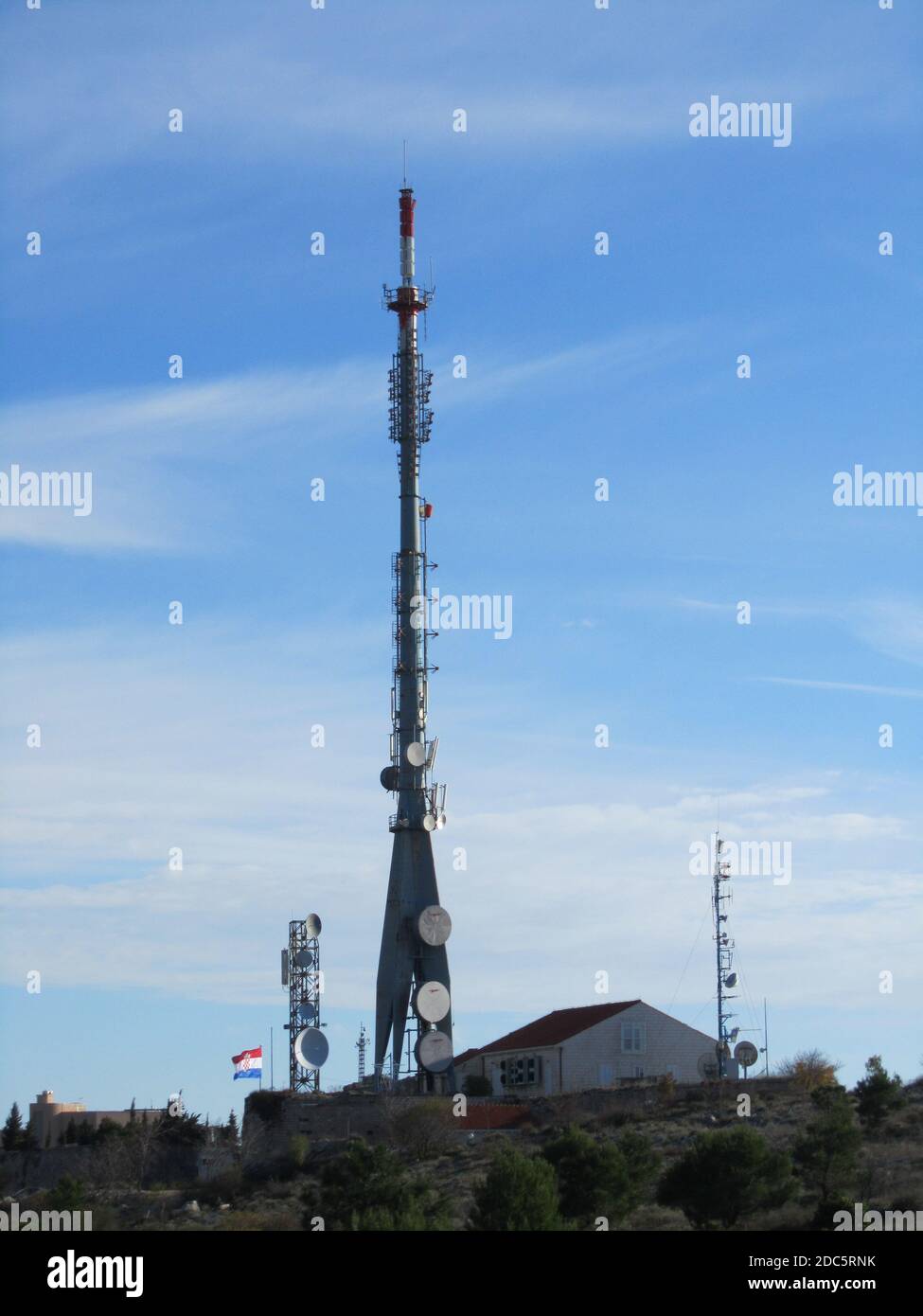 Un'immagine verticale della Torre radio di Dubrovnik, simbolo della guerra jugoslava Foto Stock