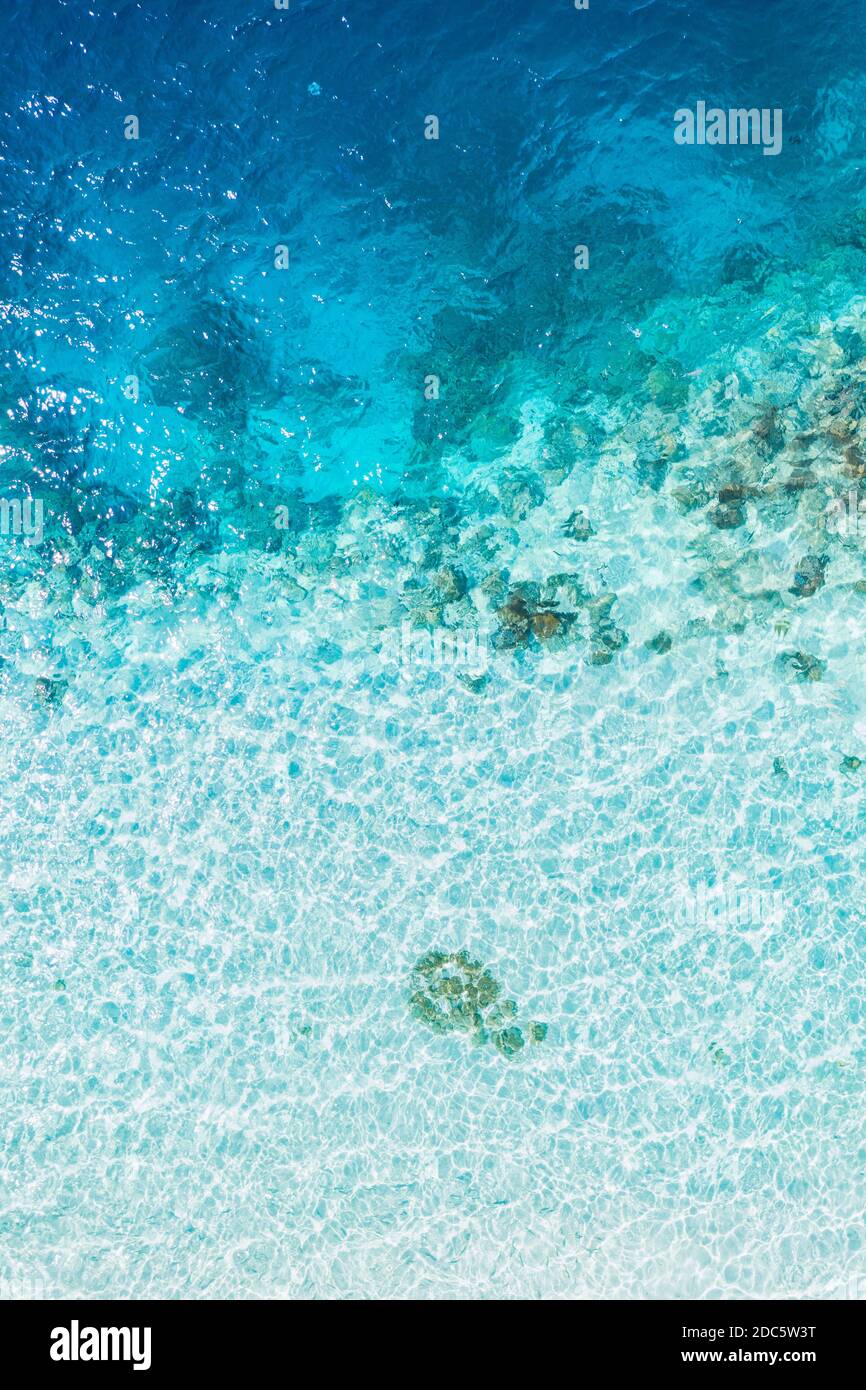 Vista dall'alto, drone, foto di una delle spiagge più belle del mondo, acque blu incredibilmente belle, vista dall'alto della barriera corallina, costa Foto Stock