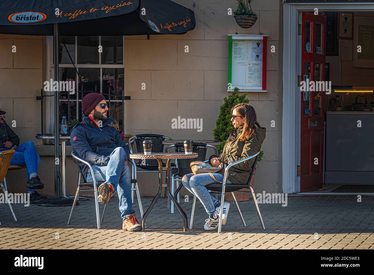Vita quotidiana. Coppia in un caffè esterno Foto Stock