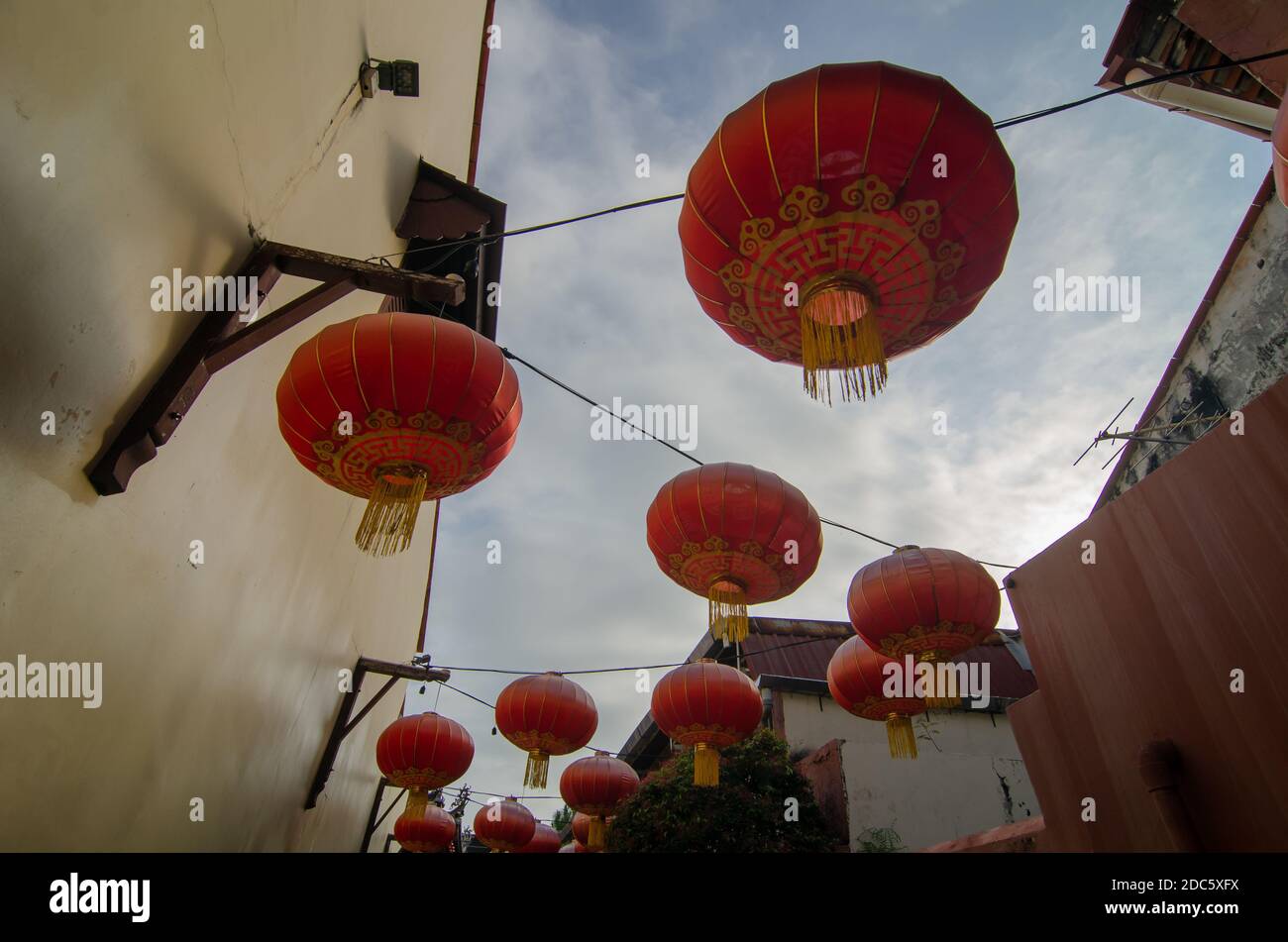 Una foto a basso angolo di lanterne cinesi di carta Foto Stock