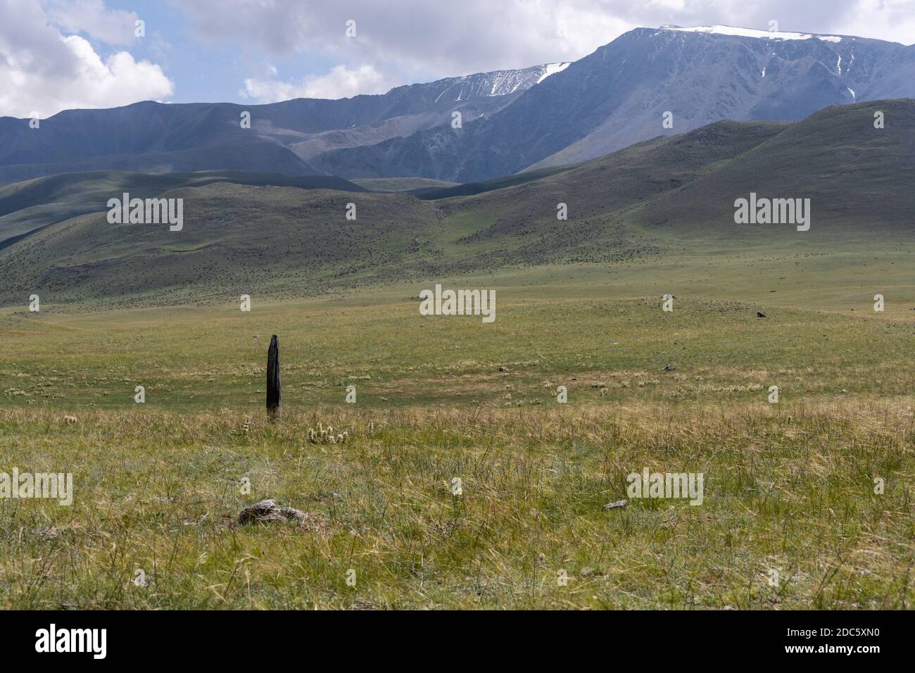 Lapide nella steppa della Mongolia con montagne e colline vicino al lago Bayan. Foto Stock
