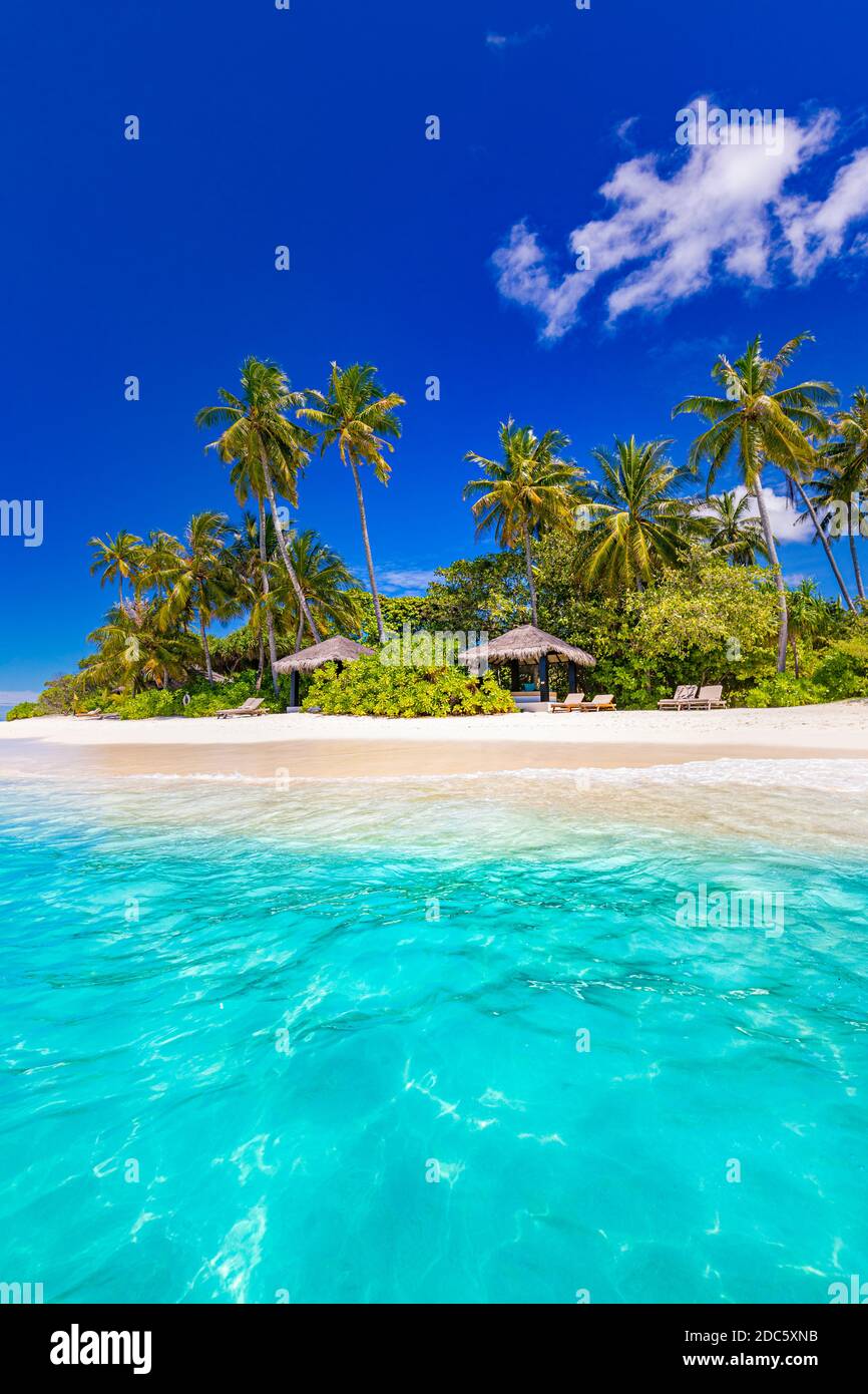 Tranquilla spiaggia. Sunny esotico paesaggio di spiaggia tropicale per sfondo o carta da parati. Design del concetto di vacanza estiva. Vista di lusso Foto Stock