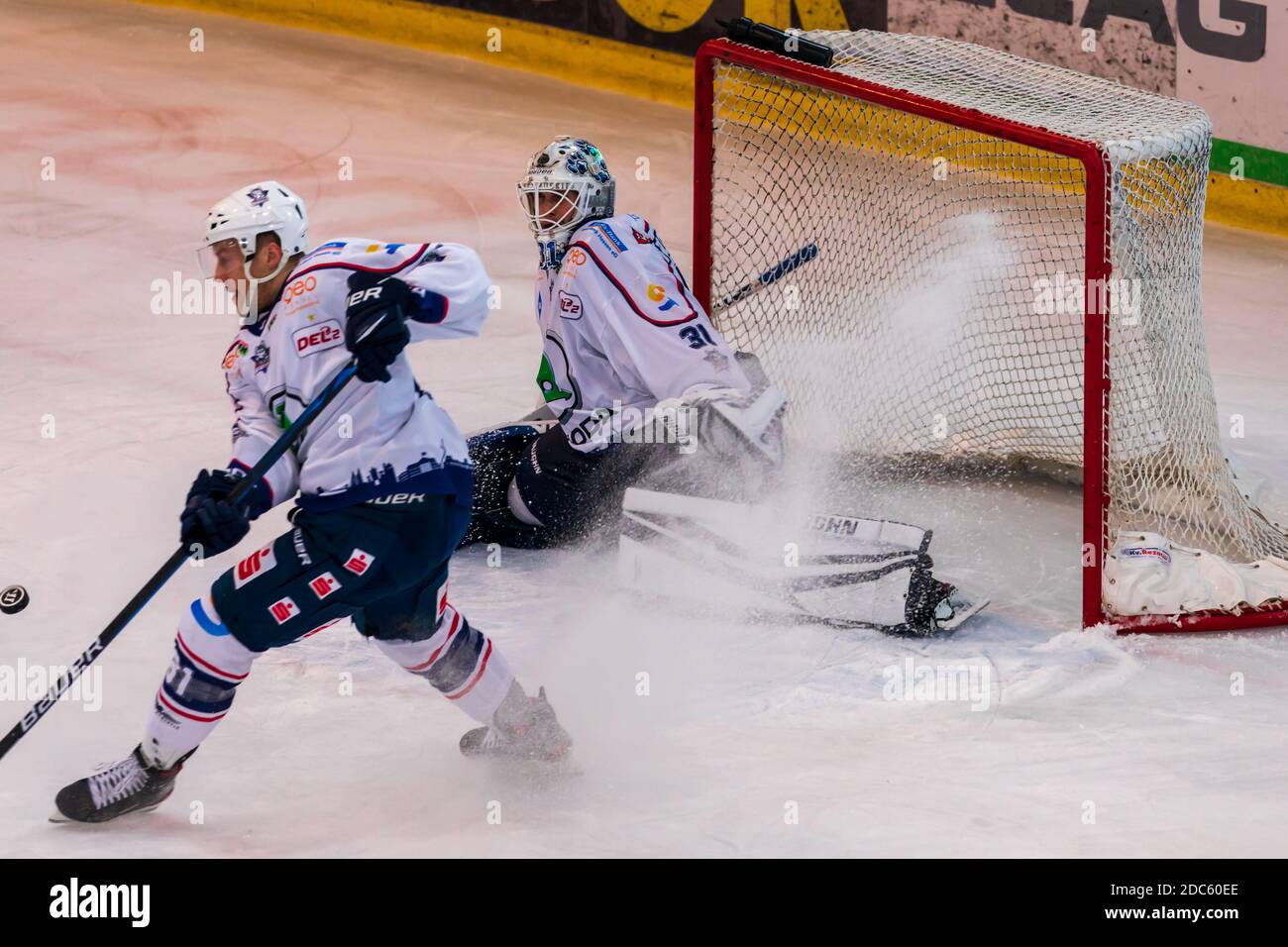 GERMANIA, WEISSWASSER - 13 NOVEMBRE 2020: Lausitzer Füchse - EC Kassel Huskies (DEL2) Gameday 4:3 Foto Stock