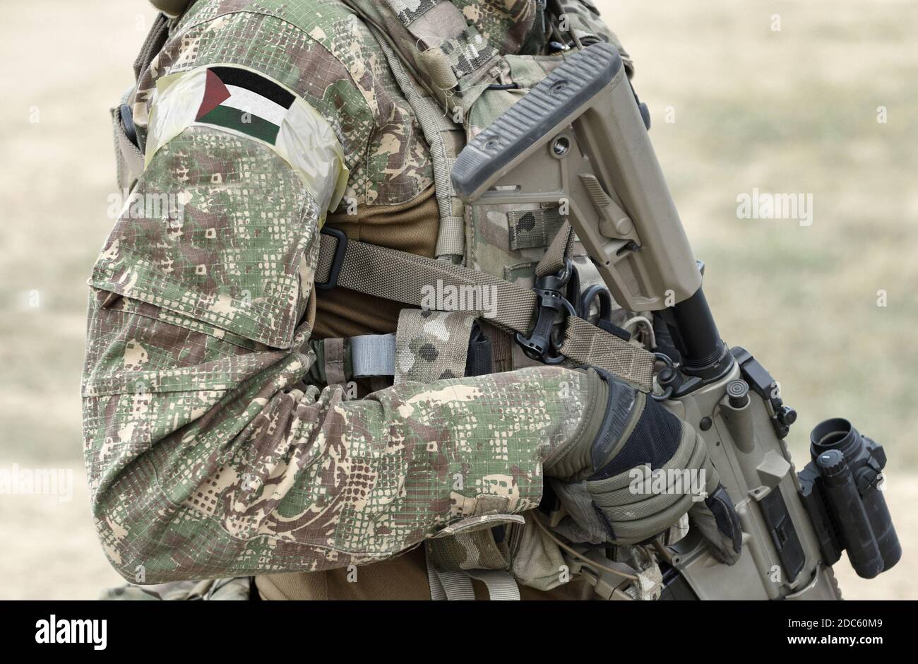 Soldato con fucile d'assalto e bandiera della Palestina su uniforme militare. Collage. Foto Stock