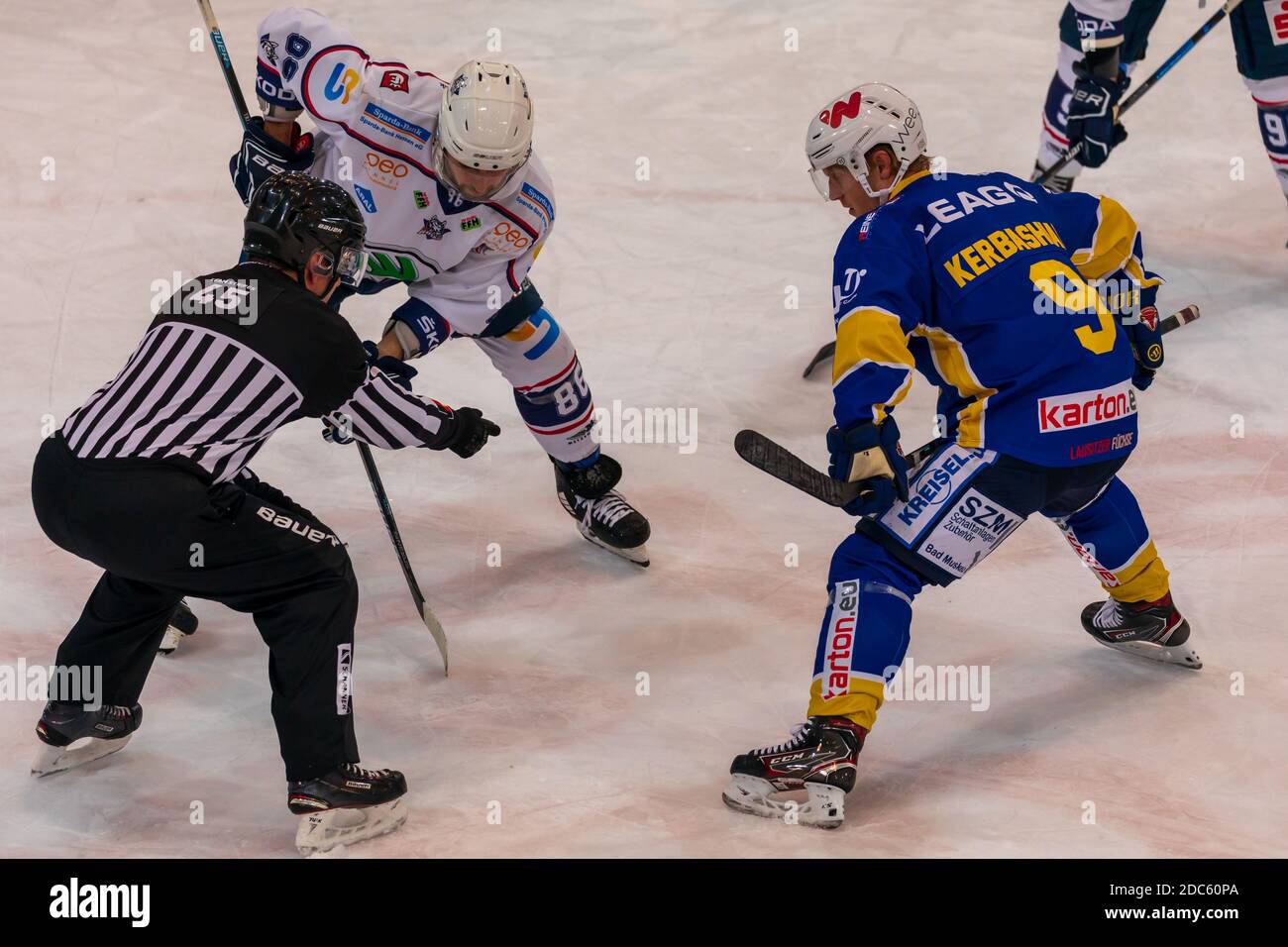 GERMANIA, WEISSWASSER - 13 NOVEMBRE 2020: Lausitzer Füchse - EC Kassel Huskies (DEL2) Gameday 4:3 Foto Stock