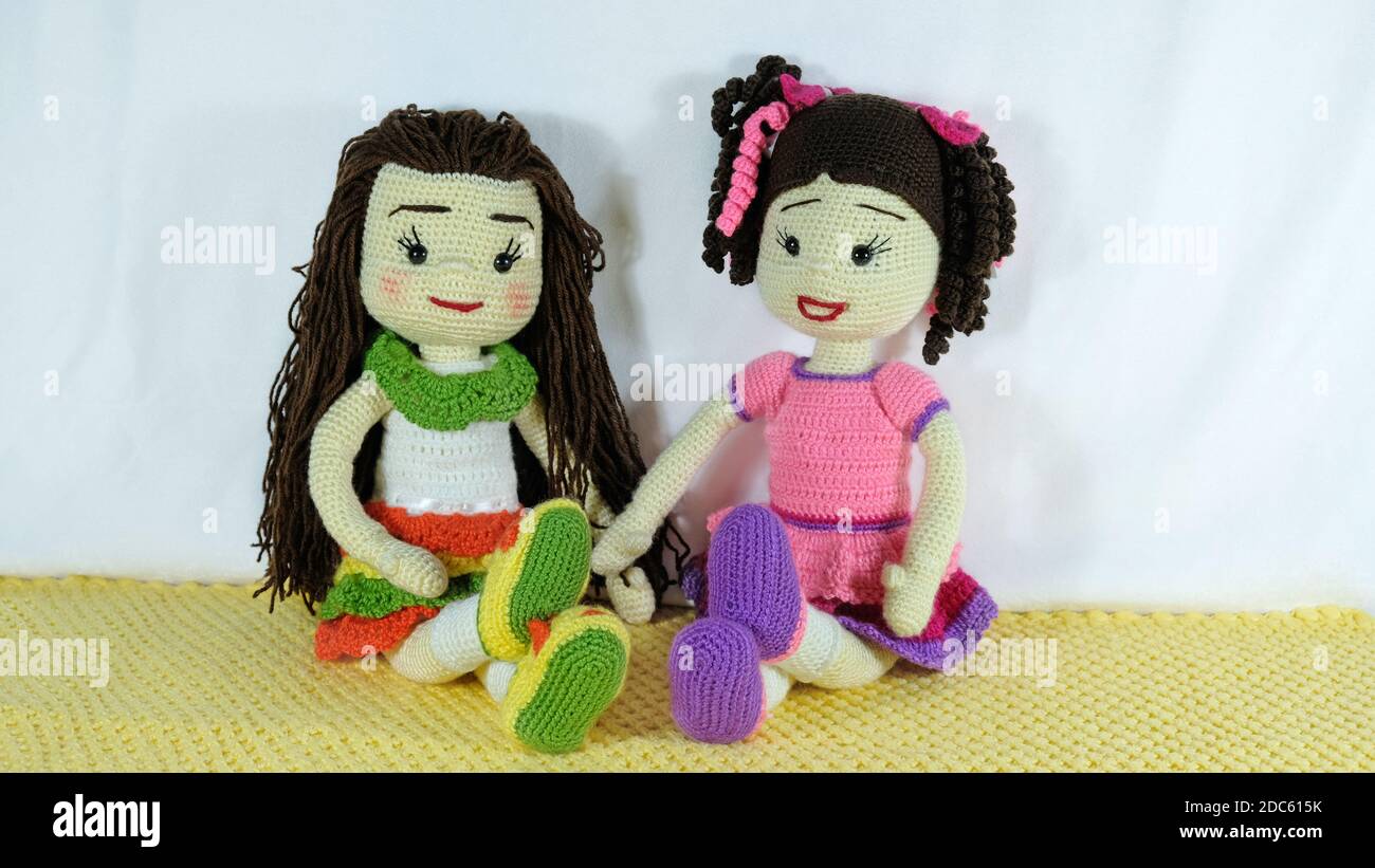 Due bambole a crochet Foto Stock