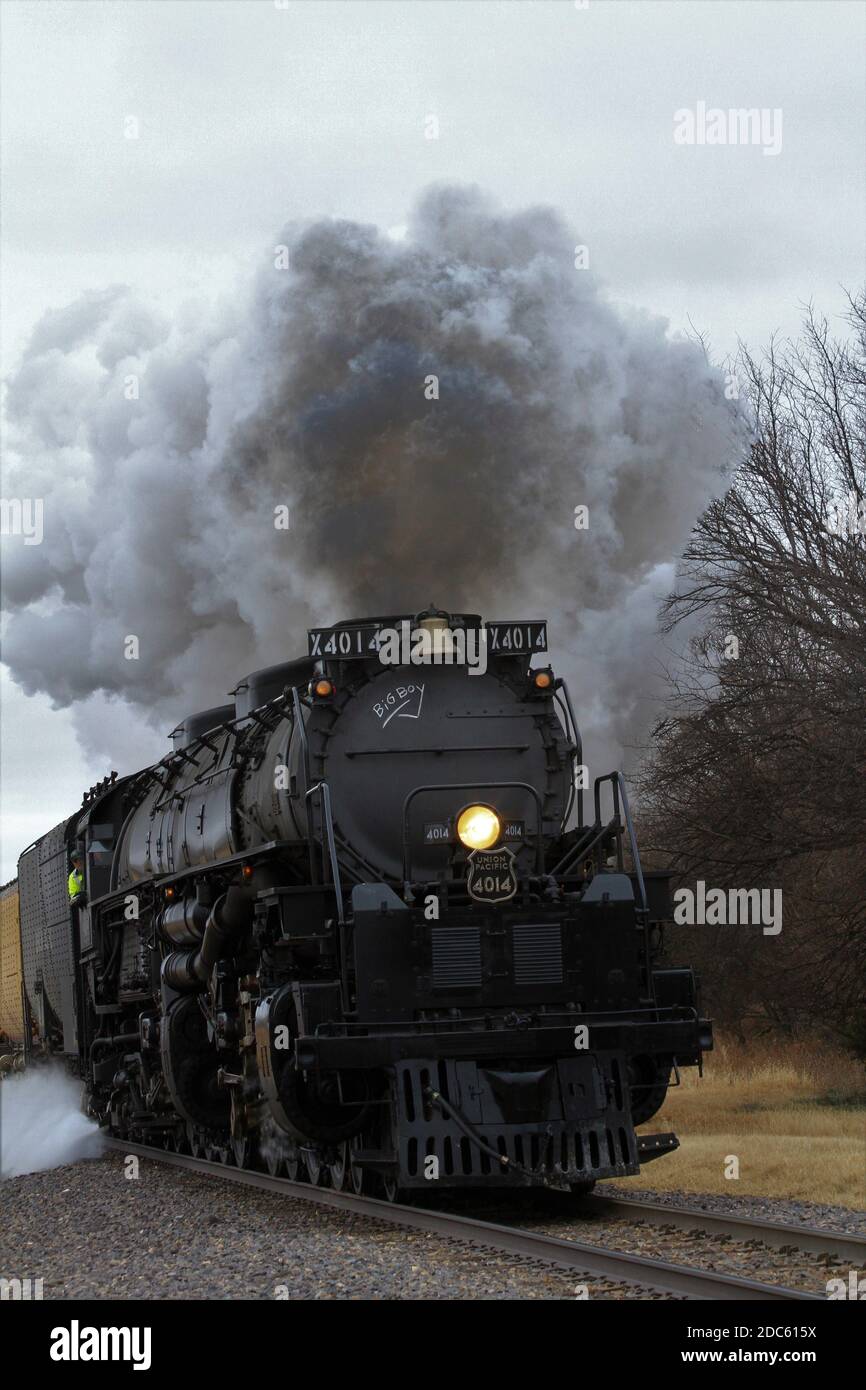 Big Boy 4014 nella zona di Ellsworth e Black Wolf Kansas con cielo, fumo e vapore. Foto Stock