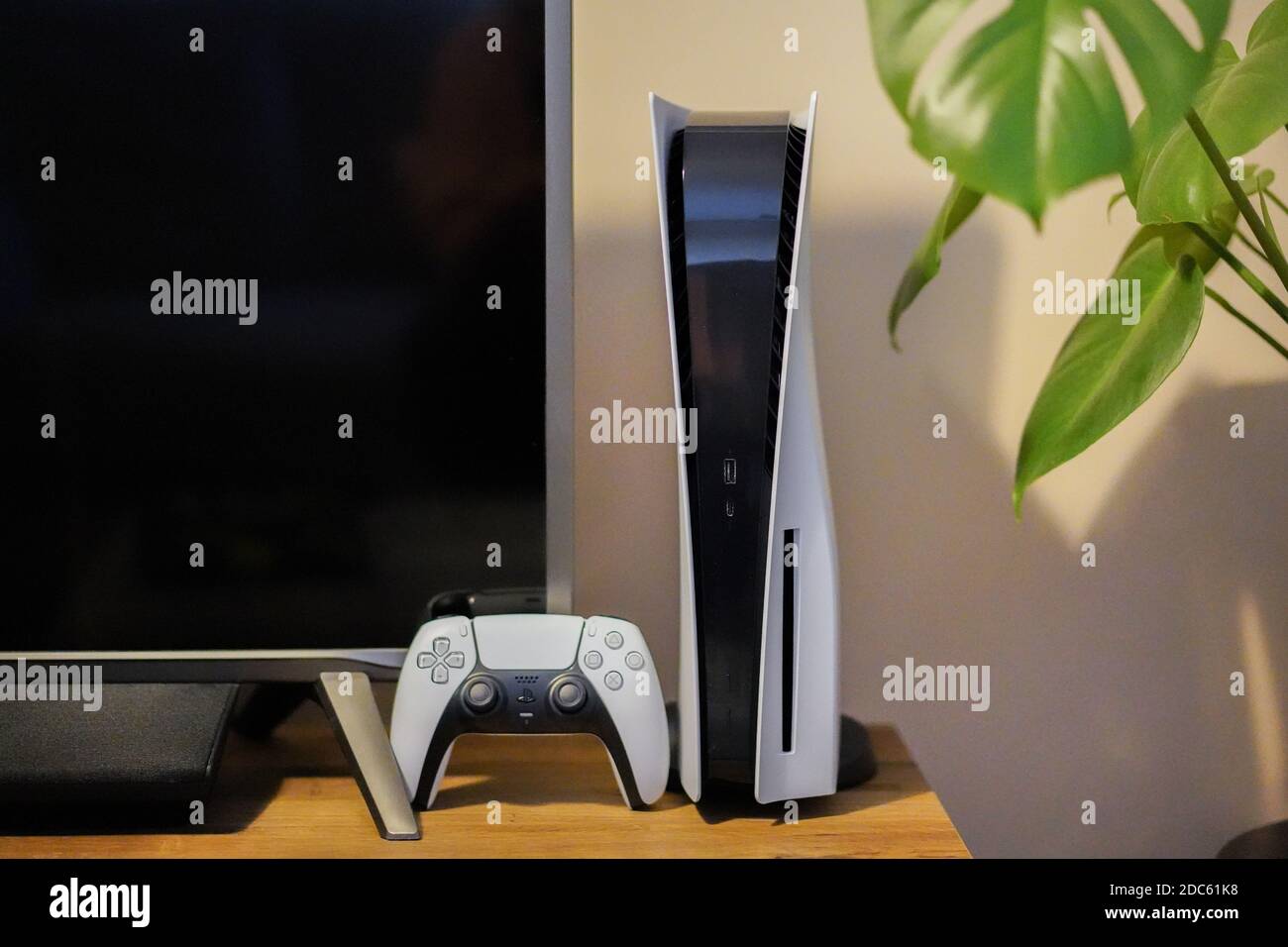 PlayStation 5 PS5 in configurazione domestica Foto Stock