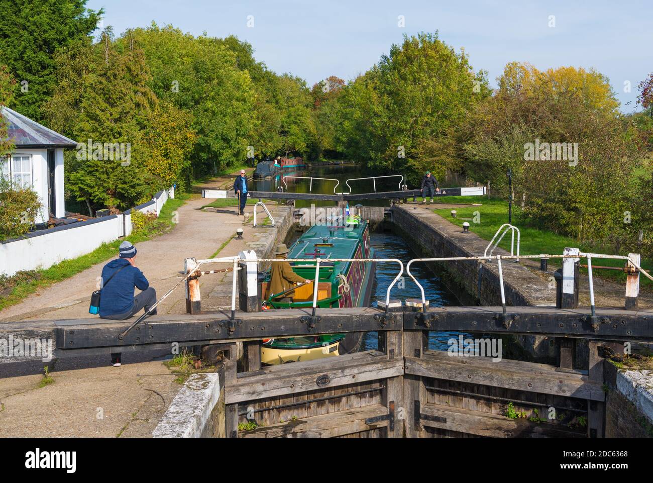 Una barca stretta che negozia la serratura a Stockers Lock, Grand Union Canal, Rickmansworth, Hertfordshire, Inghilterra, Regno Unito Foto Stock