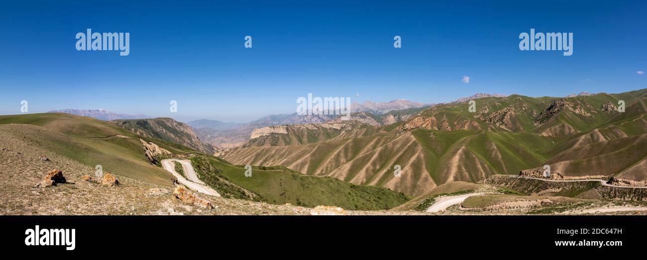 Panorama del Passo Toguz Toro con strada in Kirghizistan in una giornata estiva con cielo blu e montagne. Foto Stock