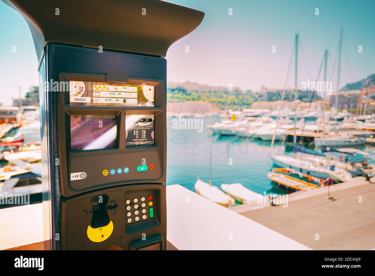 Parcheggio a pagamento elettronico presso il parcheggio cittadino. Supplemento per il parcheggio Foto Stock