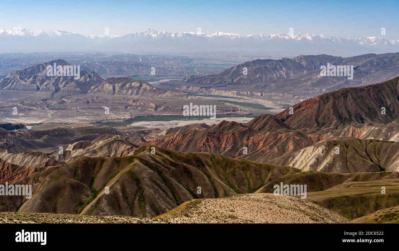 Panorama del Passo Toguz Toro con valle Kirghizistan in una giornata estiva con cielo blu e montagne con neve. Foto Stock