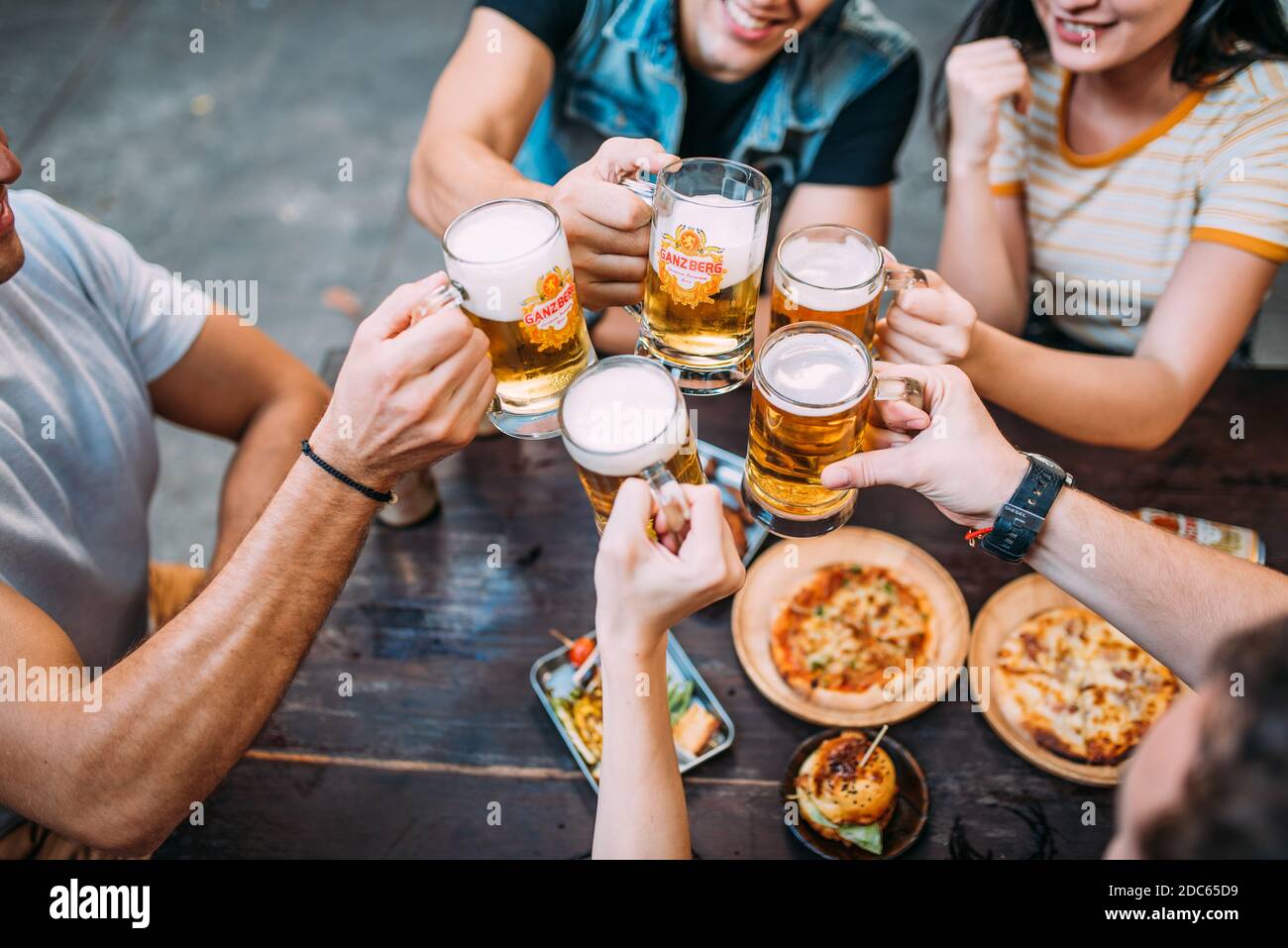 Festa birra gruppo di amici felici bere birra Ganzberg presso la fabbrica di birra bar ristorante Foto Stock