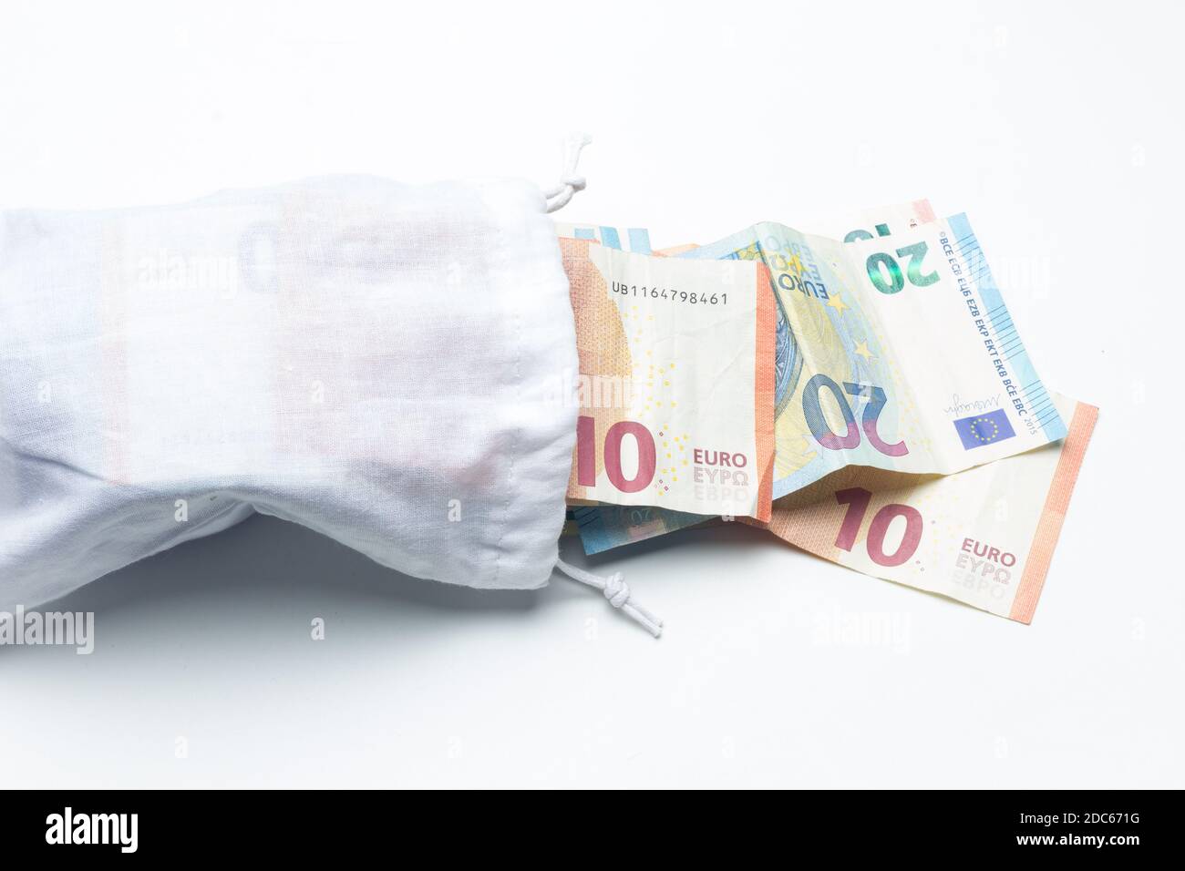 Borsa piena di soldi in euro, risparmiando al di fuori del sistema bancario tradizionale. Banconote in euro all'interno di un sacchetto bianco. Riciclaggio di denaro. Foto Stock