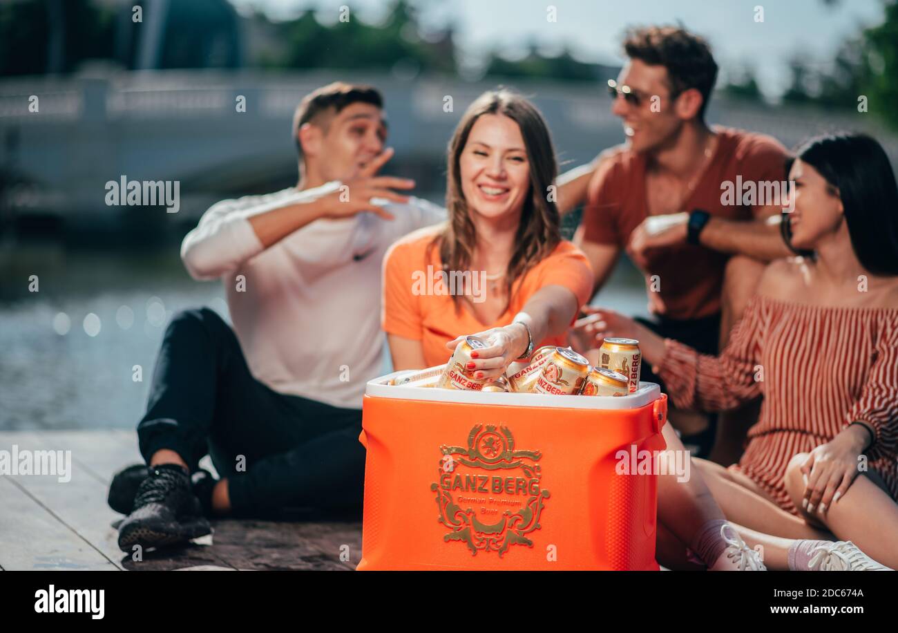 Happy Friends party bere birra picnic all'aperto Foto Stock