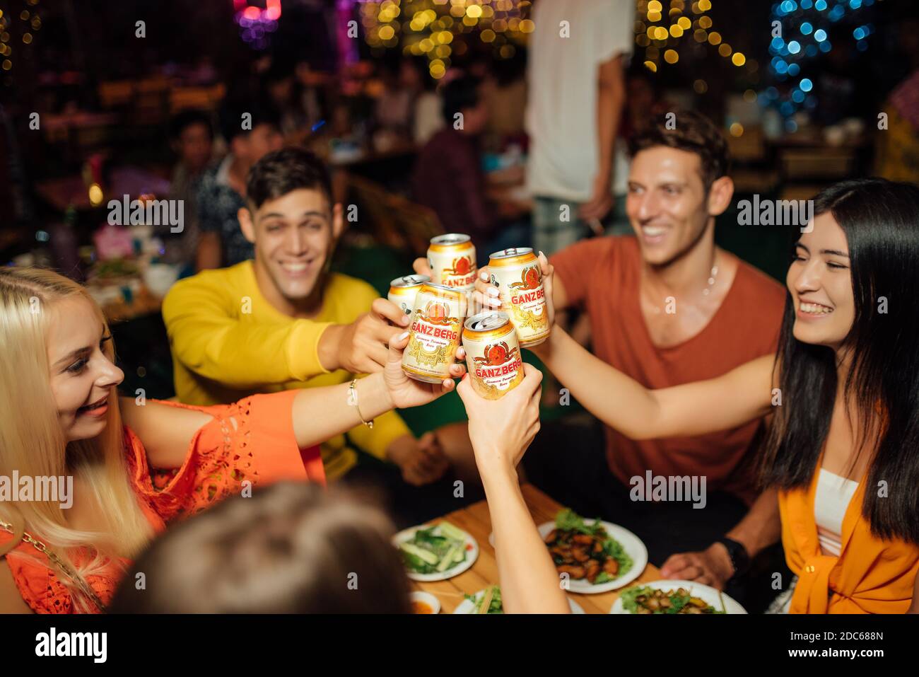 Party birra con gli amici bere birra Ganzberg e tostare birra presso il bar ristorante birreria. Concetto di amicizia con i giovani che si divertono insieme. Foto Stock