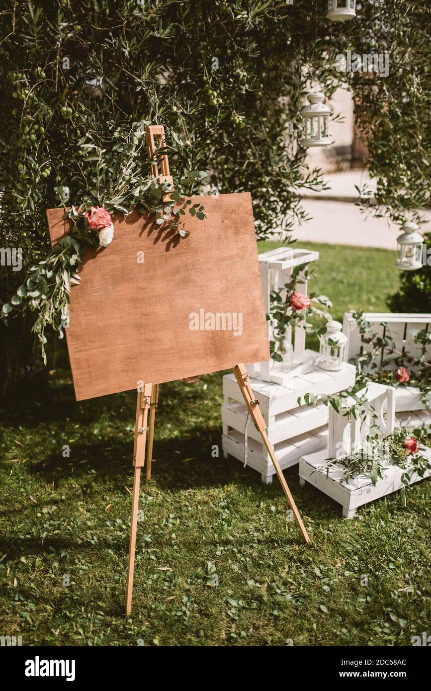 Cartello di benvenuto vicino all'ulivo. Giorno di nozze Foto Stock