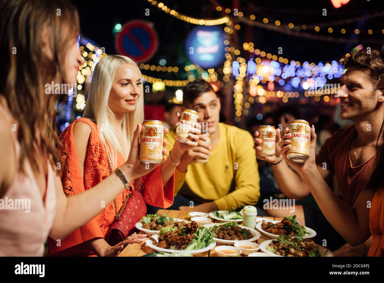 Party birra con gli amici bere birra Ganzberg e tostare birra presso il bar ristorante birreria. Concetto di amicizia con i giovani che si divertono insieme. Foto Stock