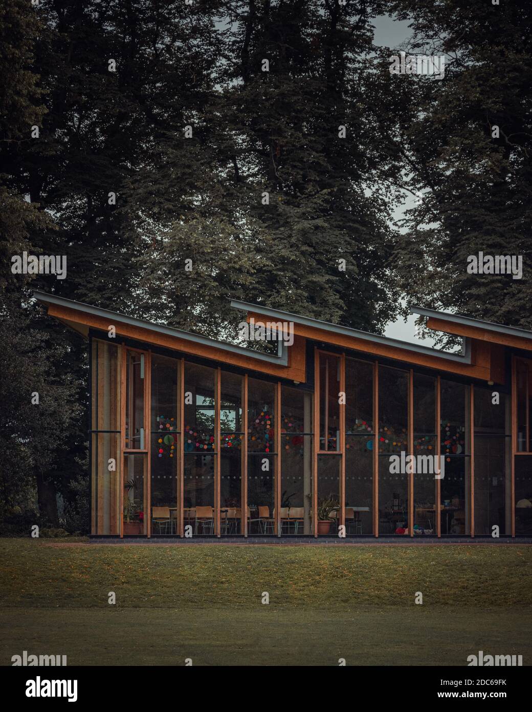 La strana architettura del Pavilion Cafe in Avenham Park, Lancashire, Regno Unito Foto Stock