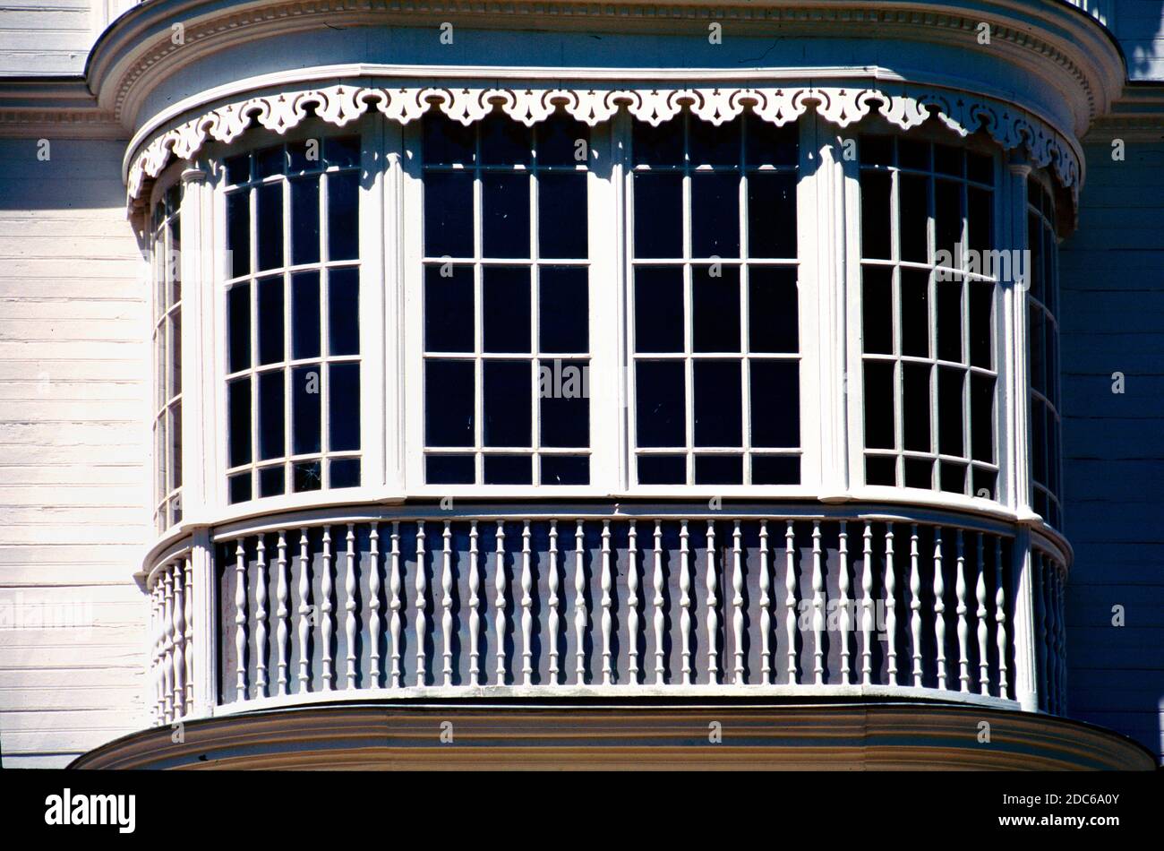 Finestra di Oriel, finestra di voto, finestra della baia o finestra della bussola di c19 Creole House o Mansion, Maison Martin-Valliamée, Saint André la Réunion o Reunion Island France Foto Stock