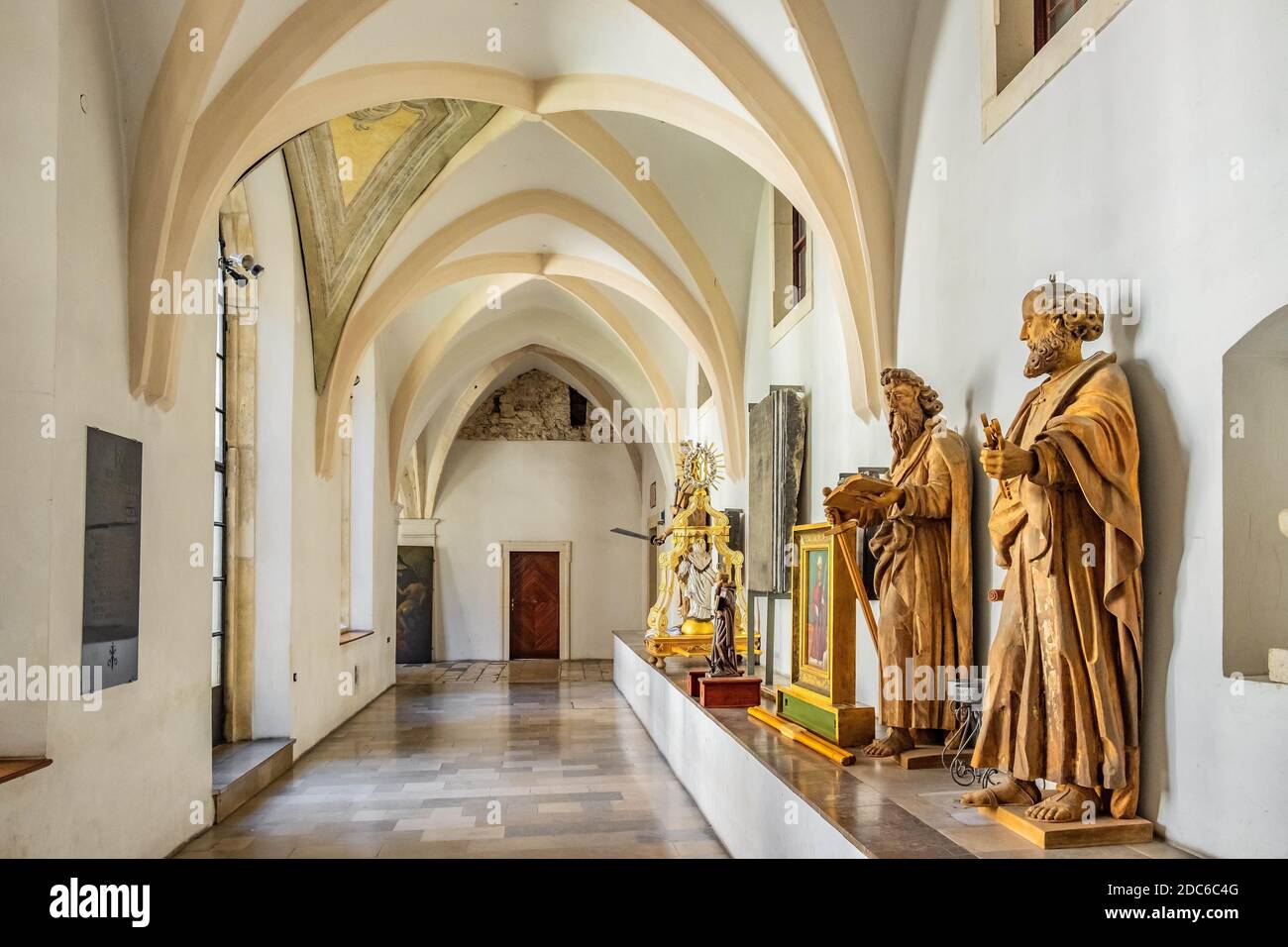 Tyniec, Malopolskie / Polonia - 2019/06/30: Chiostri gotici e passaggi dell'abbazia benedettina di Tyniec sul fiume Vistola vicino Cracovia Foto Stock