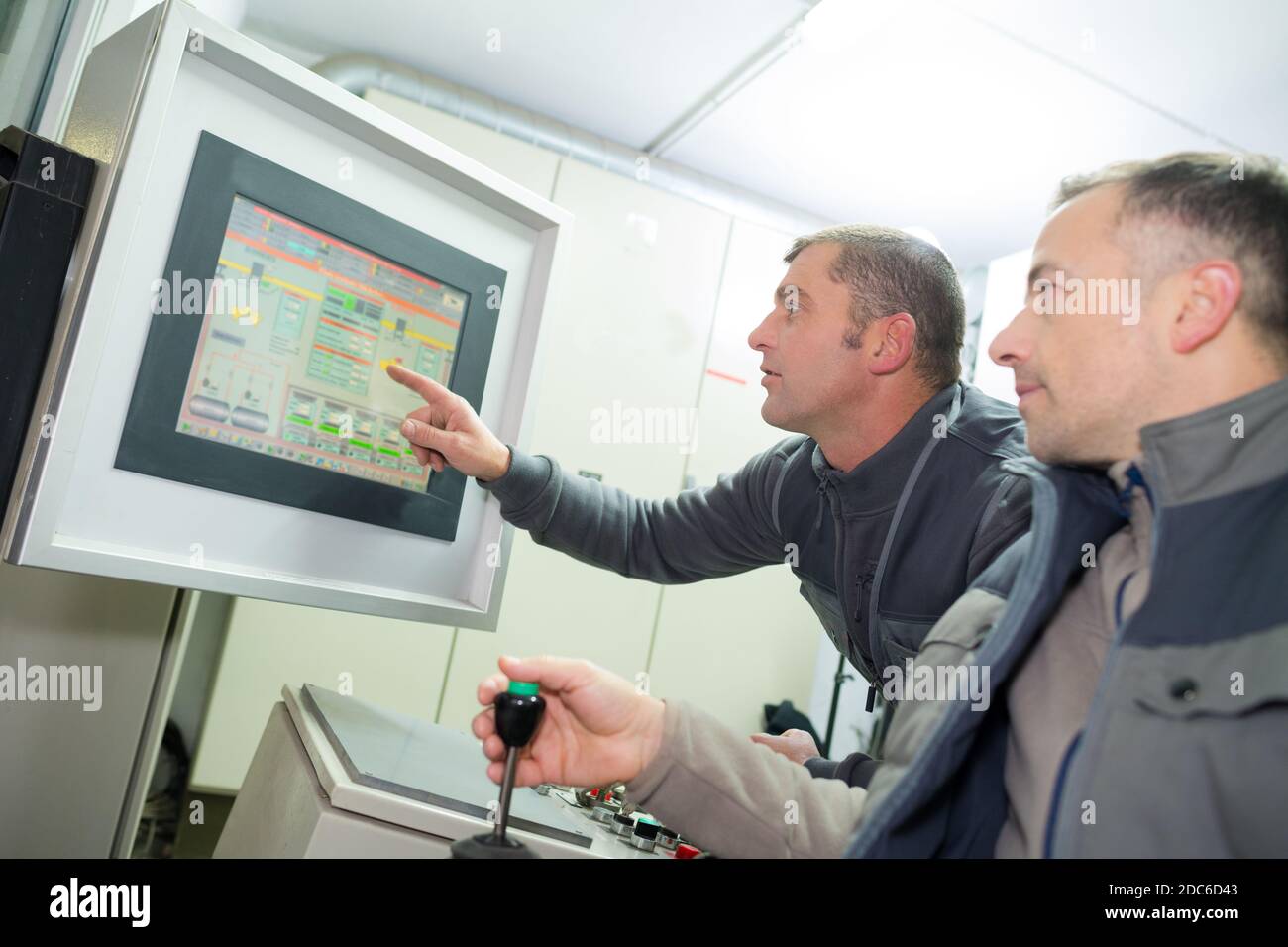 operatori di macchine industriali al lavoro Foto Stock