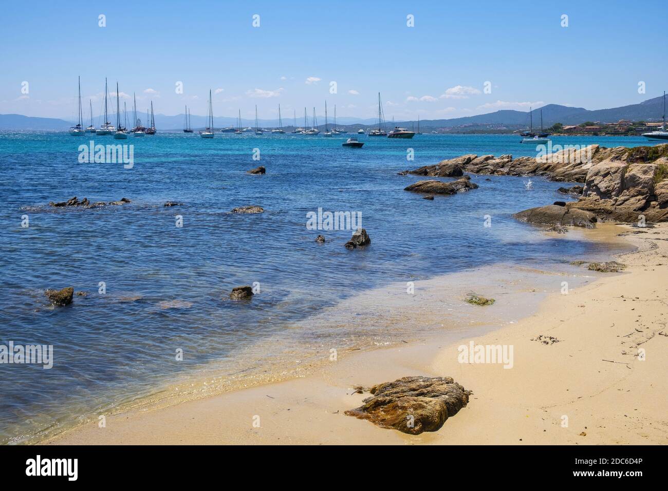 Golfo Aranci, Sardegna / Italia - 2019/07/16: Vista panoramica del porto di Golfo Aranci presso il porto degli yacht - Marina di Golfo Aranci - sul Mar Tirreno Foto Stock