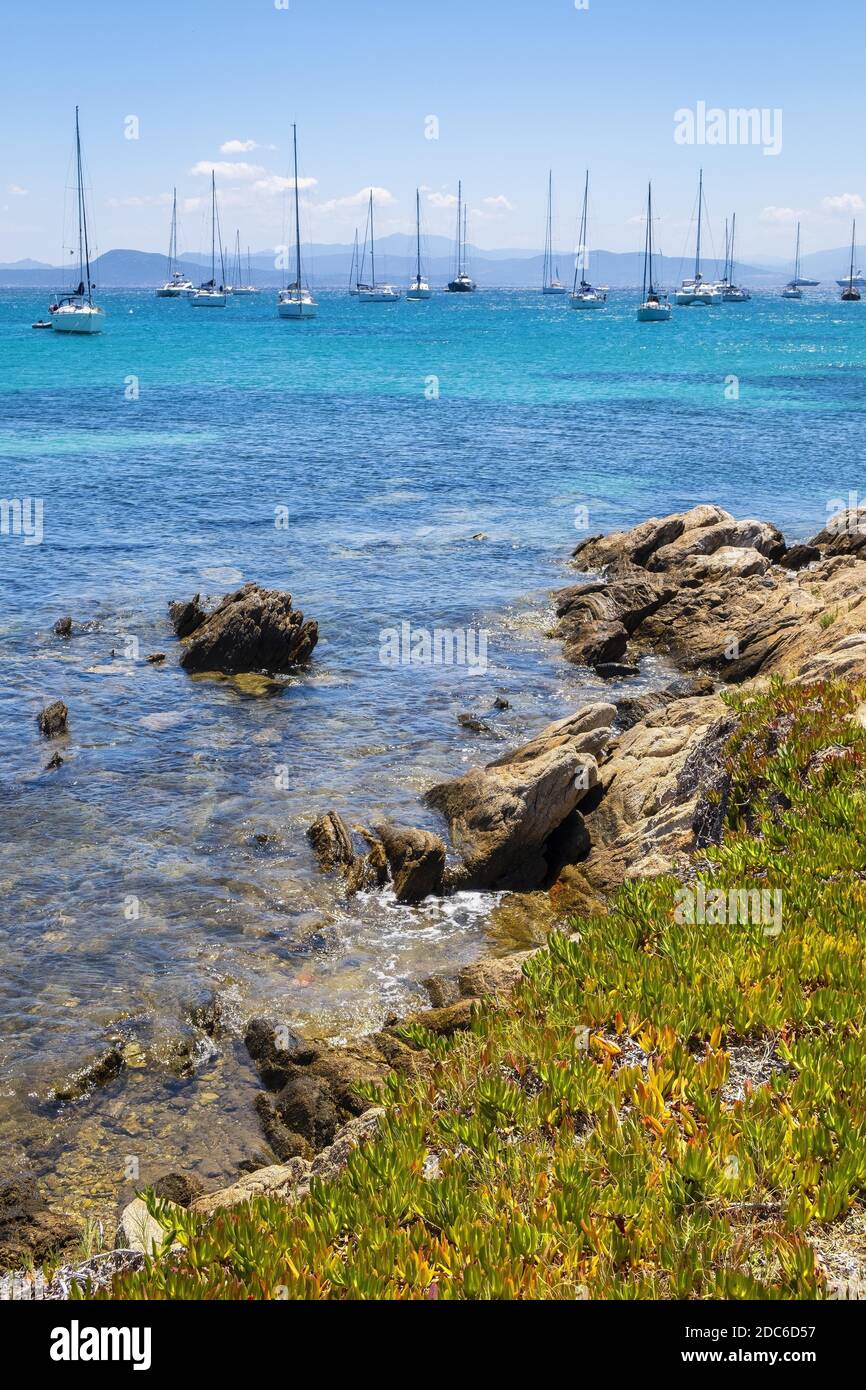 Golfo Aranci, Sardegna / Italia - 2019/07/16: Vista panoramica del porto di Golfo Aranci presso il porto degli yacht - Marina di Golfo Aranci - sul Mar Tirreno Foto Stock