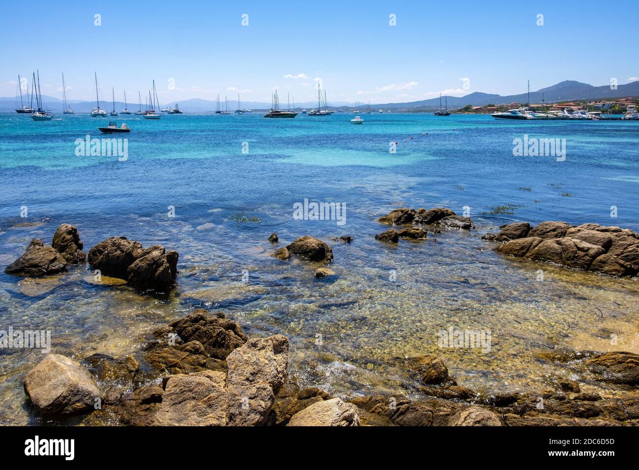 Golfo Aranci, Sardegna / Italia - 2019/07/16: Vista panoramica del porto di  Golfo Aranci presso il porto degli yacht - Marina di Golfo Aranci - sul Mar  Tirreno Foto stock - Alamy