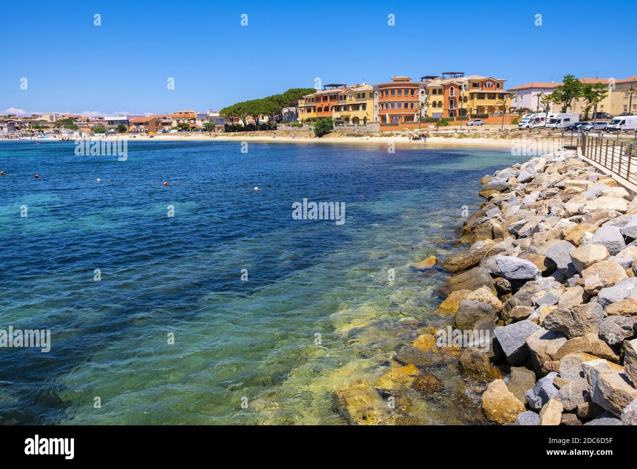 Golfo Aranci, Sardegna / Italia - 2019/07/16: Vista panoramica del porto e della spiaggia di Golfo Aranci - Spiaggia di Golfo Aranci - sulla costa tirrenica Foto Stock