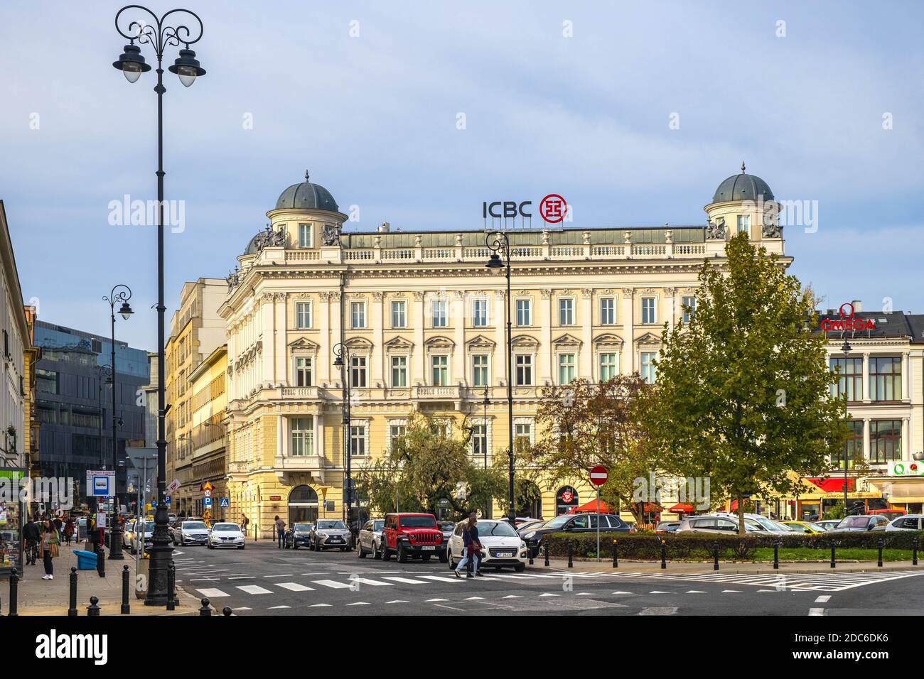 Varsavia, Mazovia / Polonia - 2019/10/26: Casa dei grifoni - Kamienica pod Gryfami - insediamento neo-rinascimentale alla piazza dei tre croci nella città storica Foto Stock