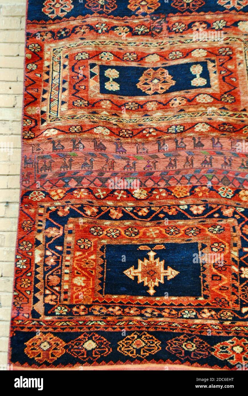 Isfahan Iran. Un'esposizione di tappeto persiano, Kilim, tappeto con motivi  tradizionali è in vendita sulla strada a Isfahan Foto stock - Alamy
