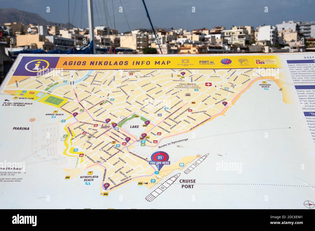 Agios Nikolaos, Creta, Grecia - 18 ottobre 2020. Visualizza sulla mappa del porto informazioni a Agios Nikolaos, Grecia Foto Stock