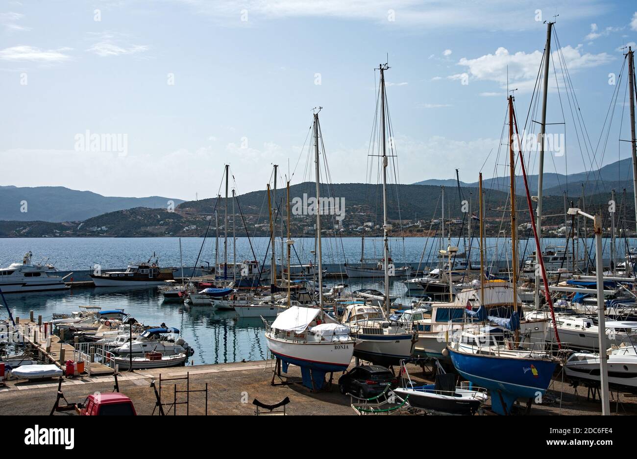 Agios Nikolaos, Creta, Grecia - 18 ottobre 2020. Porto marittimo e porto di Agios Nikolaos, Grecia Foto Stock