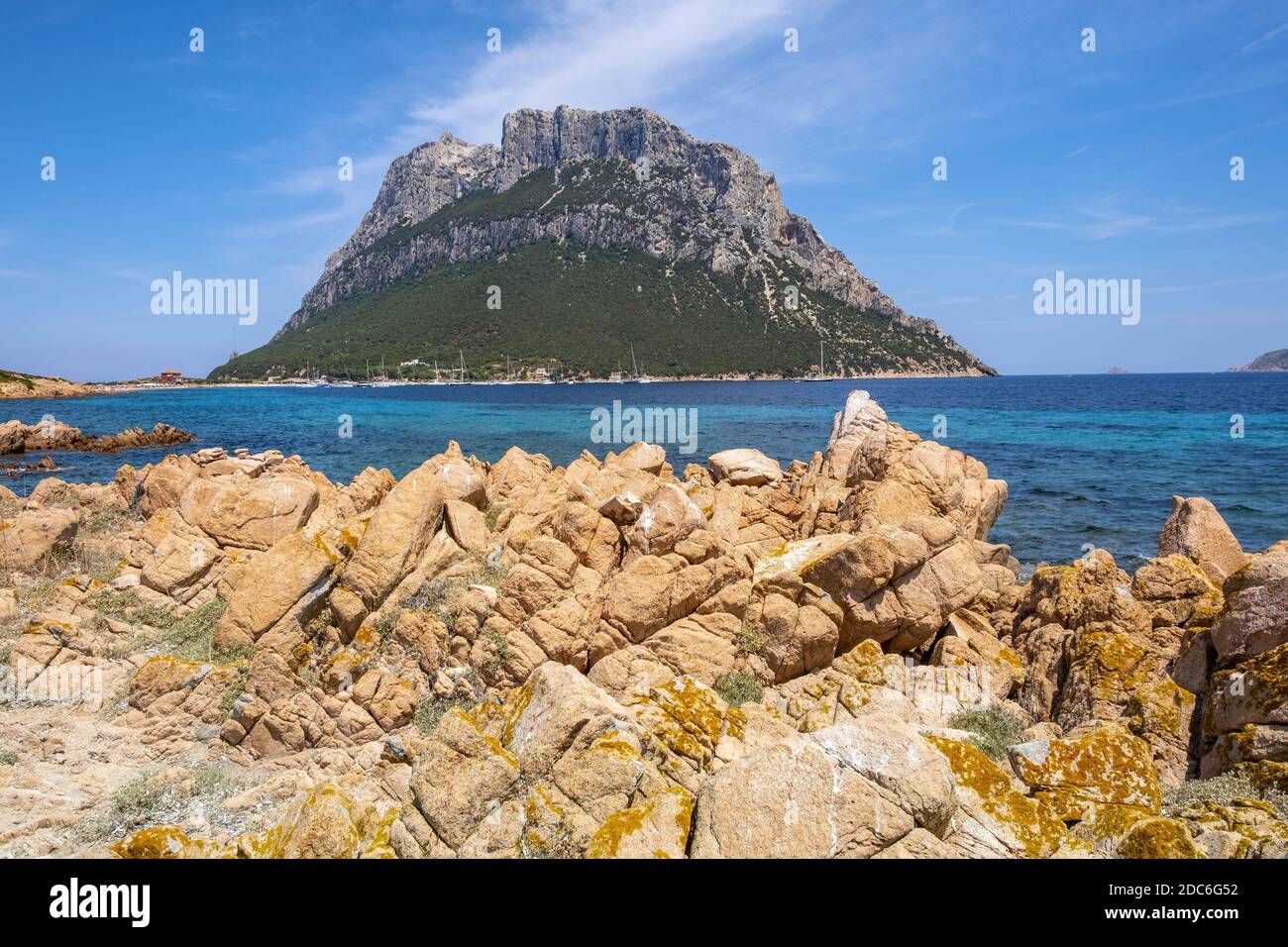 Vista panoramica delle scogliere e delle pendici del massiccio principale, Monte Cannone, dell'isola Tavolara vista dalla riserva naturale di Spalmatore di Terra sul Tyrrrrr Foto Stock