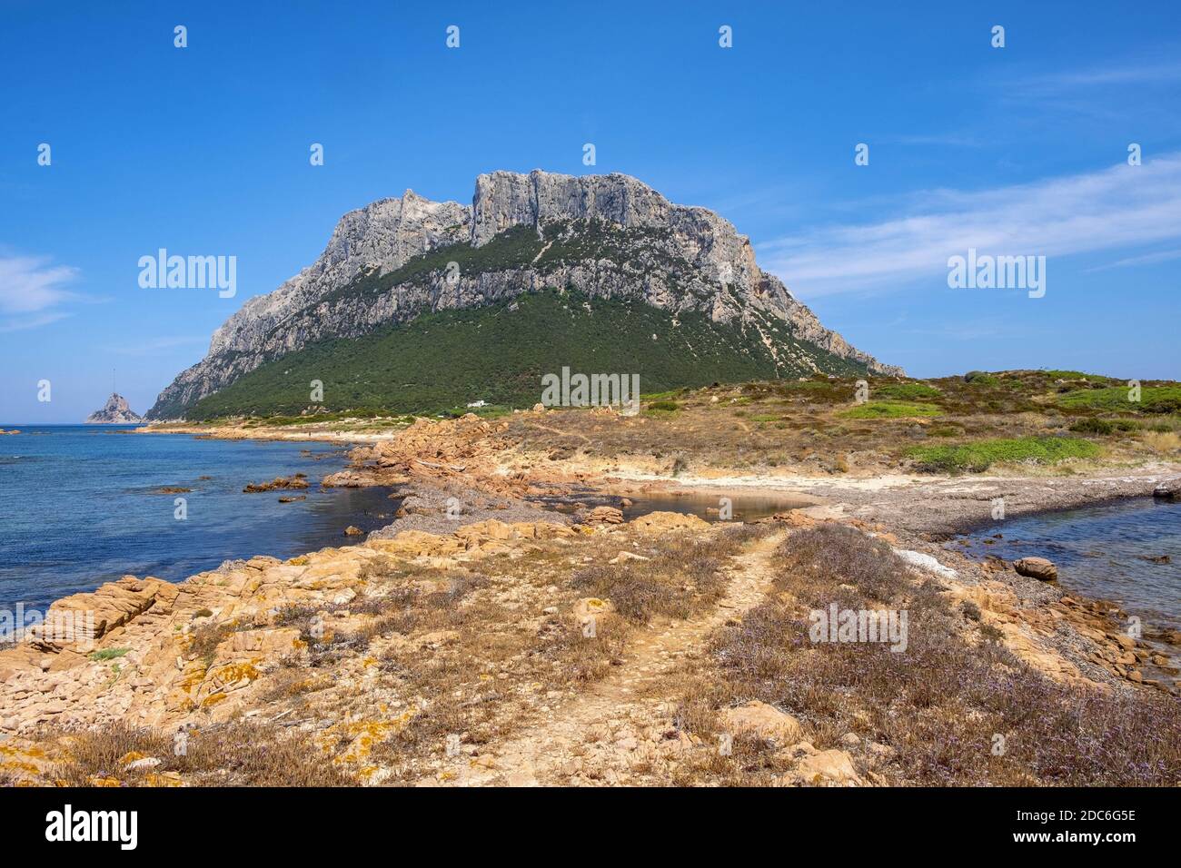 Vista panoramica delle scogliere e delle pendici del massiccio calcareo principale, Monte Cannone, dell'isola Tavolara sul Mar Tirreno al largo della costa settentrionale di SAR Foto Stock